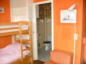 Appartement sur Dinard : Location Vue mer : Chambre N 1 avec salle de bain et WC