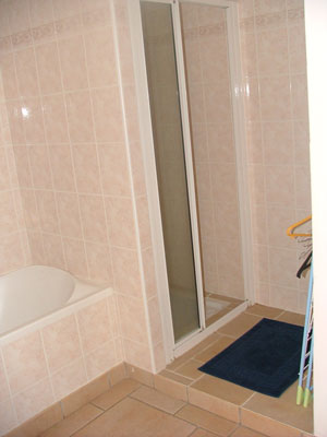 magnifique appartement de 180 m en location sur Dinard : La salle de bain au RDC