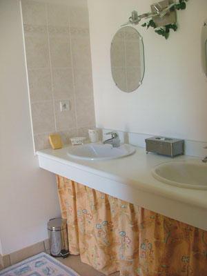 magnifique appartement de 180 m en location sur Dinard : La salle de bain au RDC