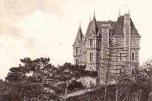 Appartement de 160 m vue sur mer situ au 2eme etage d"un chteau de 1903. 3 Chambres. Location sur Dinard.